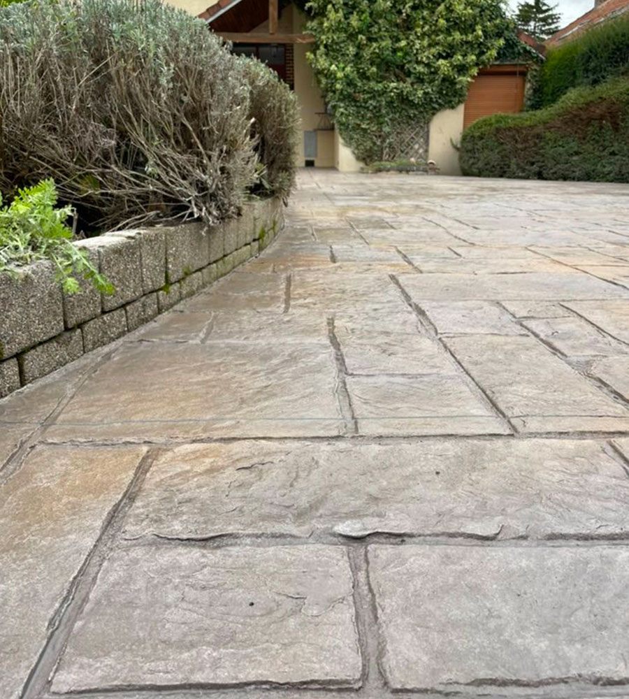 Découvrez nos services de pose de béton décoratif à Bois-d'Arcy et dans tout le département de la Yvelines (78)